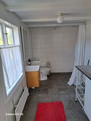 Charmig drängstuga från 1880 på hästgård - Orust - Bild 17