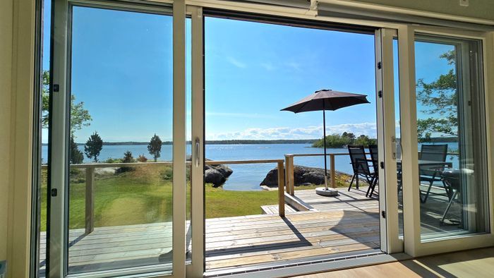Modern stuga med egen sandstrand och lugnt läge - Bild 15