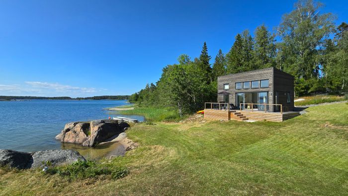 Hyr denna stuga i  på 45 m². 4 sängplatser. 10 000 - 13 500 kr per vecka. Se bilder och tillgänglighet här.