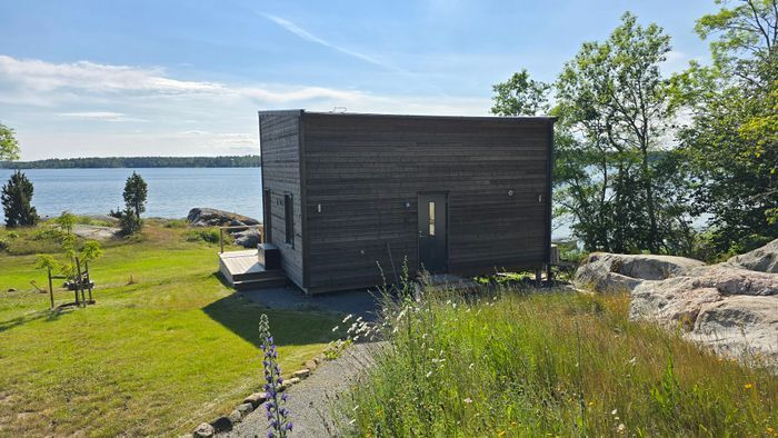 Modern stuga med egen sandstrand och lugnt läge - Bild 16