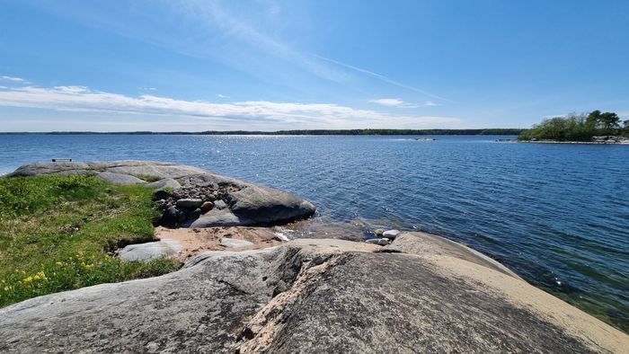 Modern stuga med egen sandstrand och lugnt läge - Bild 19