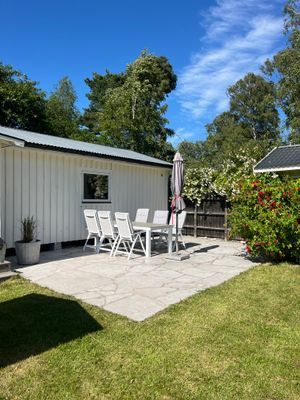 Hyr denna stuga i Gotland på 65 m². 5-7 sängplatser. 6 500 - 10 000 kr per vecka. Se bilder och tillgänglighet här.