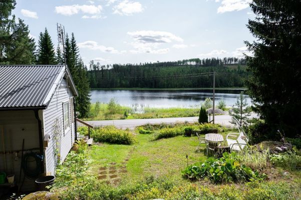Charmig sommarstuga med altandäck och sjöutsikt - Bild 13