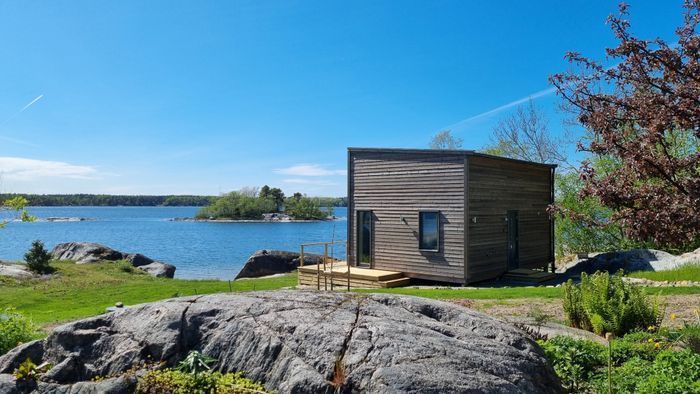 Modern stuga med egen sandstrand och lugnt läge