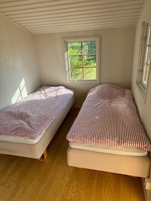 Lillstuga med två sängar (90+90cm)
