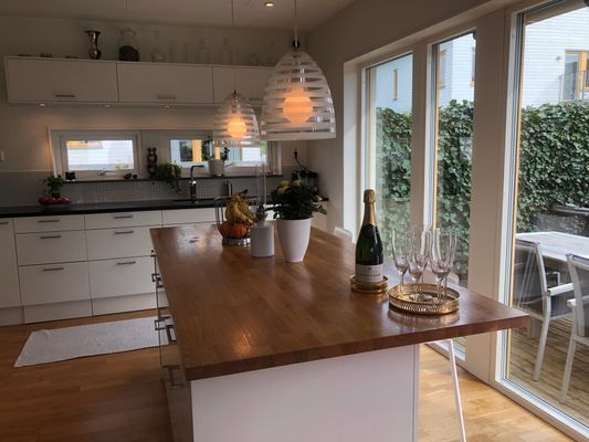 Hyr denna stuga i Göteborg på 156 m². 5 sängplatser. Från 14 450 kr per vecka. Se bilder och tillgänglighet här.