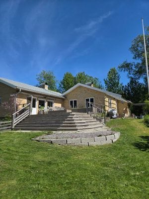 Stort djur- och familjevänligt hus nära bad.
