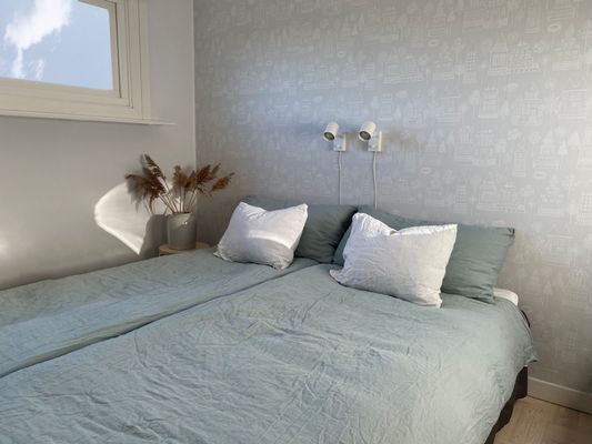 Sovrum med dubbelsäng bestående av två 90-sängar som går att separera.