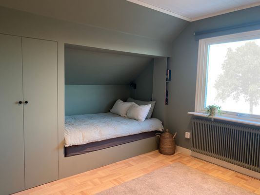 Sovrum 120-säng med möjlighet att sätta in en 90-säng.