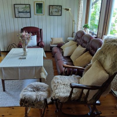 Hyr denna stuga i Hjo på 75 m². 6 sängplatser. 3 400 - 6 800 kr per vecka. Se bilder och tillgänglighet här.
