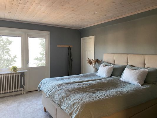Stora sovrummet med dubbelsäng 180. Balkong i läge mot öster (morgonsol)