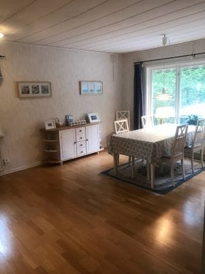 Hyr denna stuga i Yngsjö på 110 m². 6-8 sängplatser. 12 900 - 18 900 kr per vecka. Se bilder och tillgänglighet här.