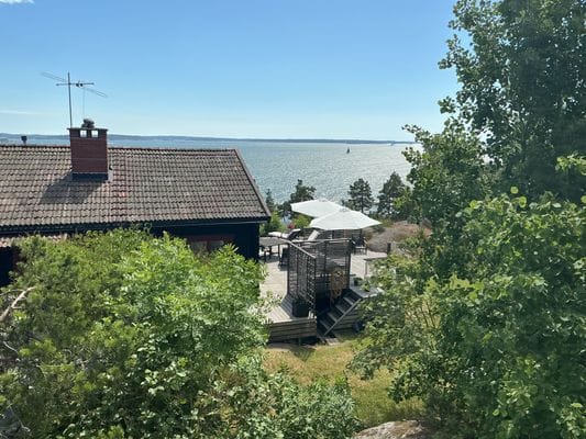 Hyr denna stuga i  på 80 m². 8 sängplatser. Pris ej tillgängligt. Se bilder och tillgänglighet här.