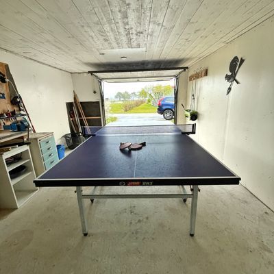 I garaget finns pingisbord uppställt. Finns racket och bollar.