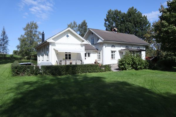 Hyr denna stuga i Koppom på 155 m². 8 sängplatser. 13 500 - 19 000 kr per vecka. Se bilder och tillgänglighet här.