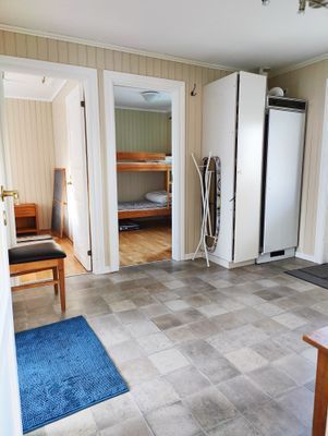Hall med torkskåp och skotork.