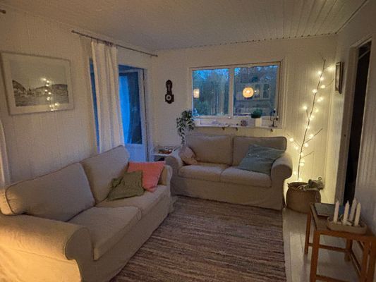 Vardagsrum med soffor