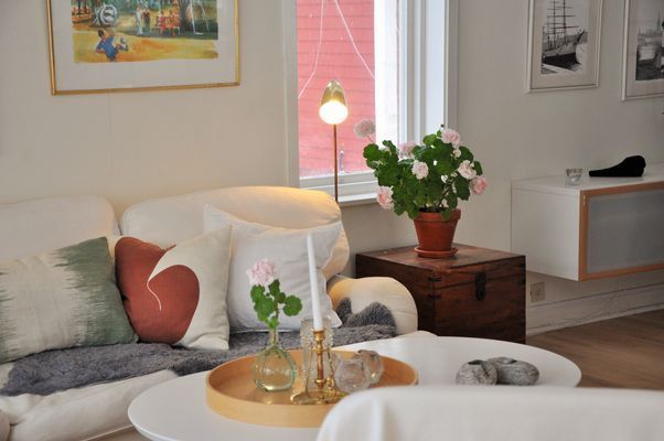 Hyr denna stuga i Stockholm på 120 m². 8-10 sängplatser. 15 000 - 20 000 kr per vecka. Se bilder och tillgänglighet här.