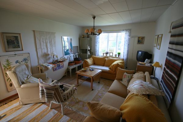 Övervåning i skärgårdshus med sjöutsikt & balkong
