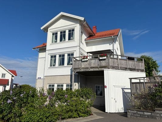 Rönnäng - fin lägenhet på nedre plan nära bad