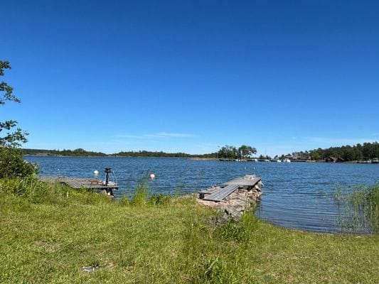 Hyr denna stuga i Herräng på 58 m². 6 sängplatser. Från 8 000 kr per vecka. Se bilder och tillgänglighet här.