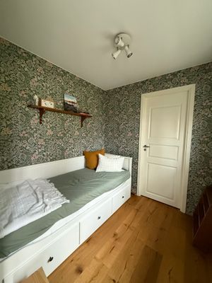 Lilla sovrummet med 80 cm säng