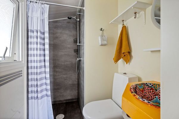 Hyr denna stuga i  på 15 m². 2 sängplatser. 1 200 - 1 700 kr per dag. Se bilder och tillgänglighet här.