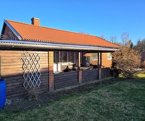 Hyr denna stuga i Västervik på 110 m². 3-4 sängplatser. 2 000 - 2 500 kr per dag. Se bilder och tillgänglighet här.