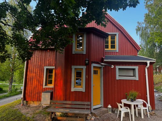 Hus i Karkashult nära sjö och Svenljunga stad