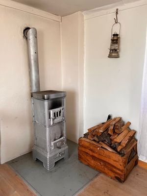 Lantligt sommartorp med utsikt över två vikar - Bild 9