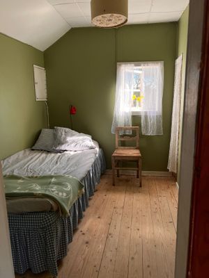 Lantligt sommartorp med utsikt över två vikar - Bild 11