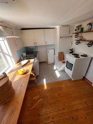 Lantligt sommartorp med utsikt över två vikar - Bild 6