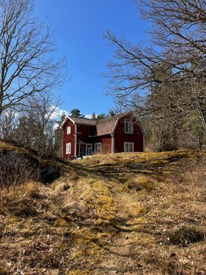 Lantligt sommartorp med utsikt över två vikar
