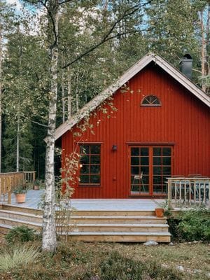 Hyr denna stuga i Kvarnsand på 90 m². 7 sängplatser. 6 000 - 11 000 kr per vecka. Se bilder och tillgänglighet här.