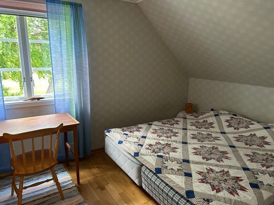 Sovrum upp mot norr och den vackra boken.