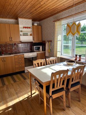 70-talsskåpen kvar, liksom kaklet men tapeterna är senare modell.