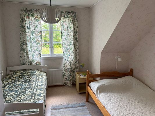 Plats för två eller tre i sovrummet mot öster på övervåningen.