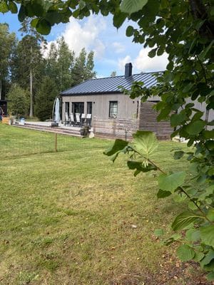 Hyr denna stuga i Ljugarn på 90 m². 5-7 sängplatser. Pris ej tillgängligt. Se bilder och tillgänglighet här.