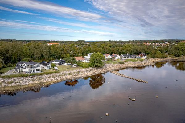 Hyr denna stuga i Halmstad på 134 m². 8-10 sängplatser. 22 000 - 30 000 kr per vecka. Se bilder och tillgänglighet här.