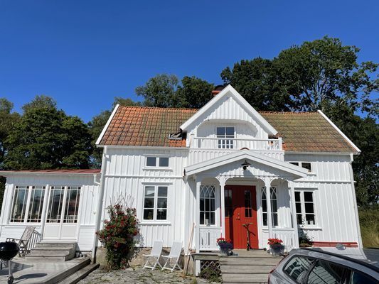 Hyr denna stuga i Vänersnäs på 150 m². 6-7 sängplatser. Från 14 500 kr per vecka. Se bilder och tillgänglighet här.
