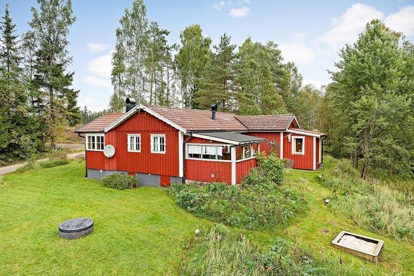 Hyr denna stuga i Örsås på 100 m². 6 sängplatser. 7 308 - 11 450 kr per vecka. Se bilder och tillgänglighet här.