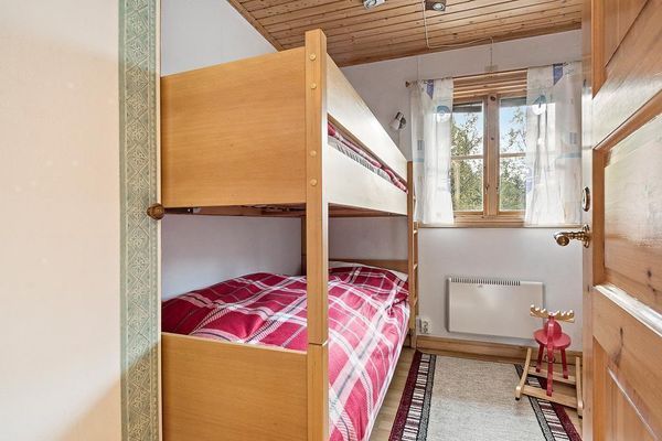 Idylliskt fritidshus med fantastisk utsikt - Bild 15