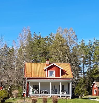 Stuga med härligt läge omgärdad av skog nära badsj
