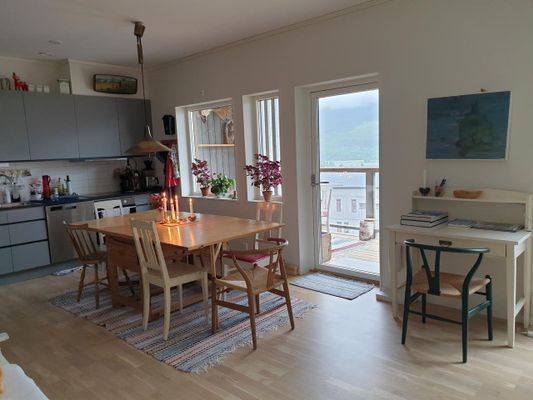 Hyr denna stuga i Åre på 77 m². 5-6 sängplatser. 5 000 - 14 000 kr per vecka. Se bilder och tillgänglighet här.