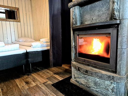 Hyr denna stuga i Lappland på 20 m². 2 sängplatser. Från 4 975 kr per vecka. Se bilder och tillgänglighet här.
