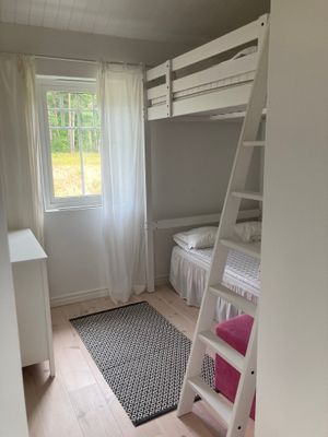Sovrum med loftsäng 140 cm och under en 120 cm säng