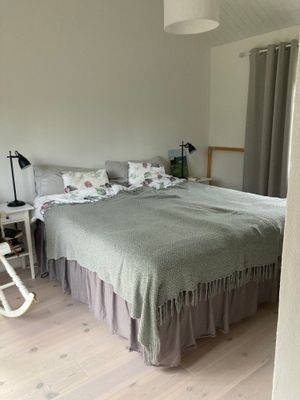 Sovrum 180 cm säng (en stor bäddmadrass)