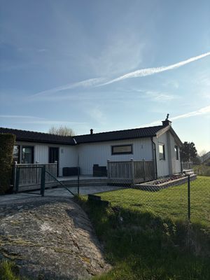 Hyr denna stuga i Fjällbacka på 90 m². 5 sängplatser. Från 14 500 kr per vecka. Se bilder och tillgänglighet här.