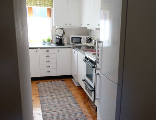 Hemtrevligt hus mitt i skogen nära egen sjö - Bild 8