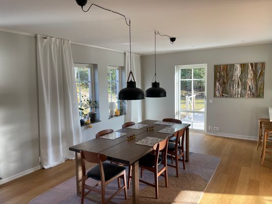 Hyr denna stuga i Trosa på 180 m². 6 sängplatser. Från 20 000 kr per vecka. Se bilder och tillgänglighet här.